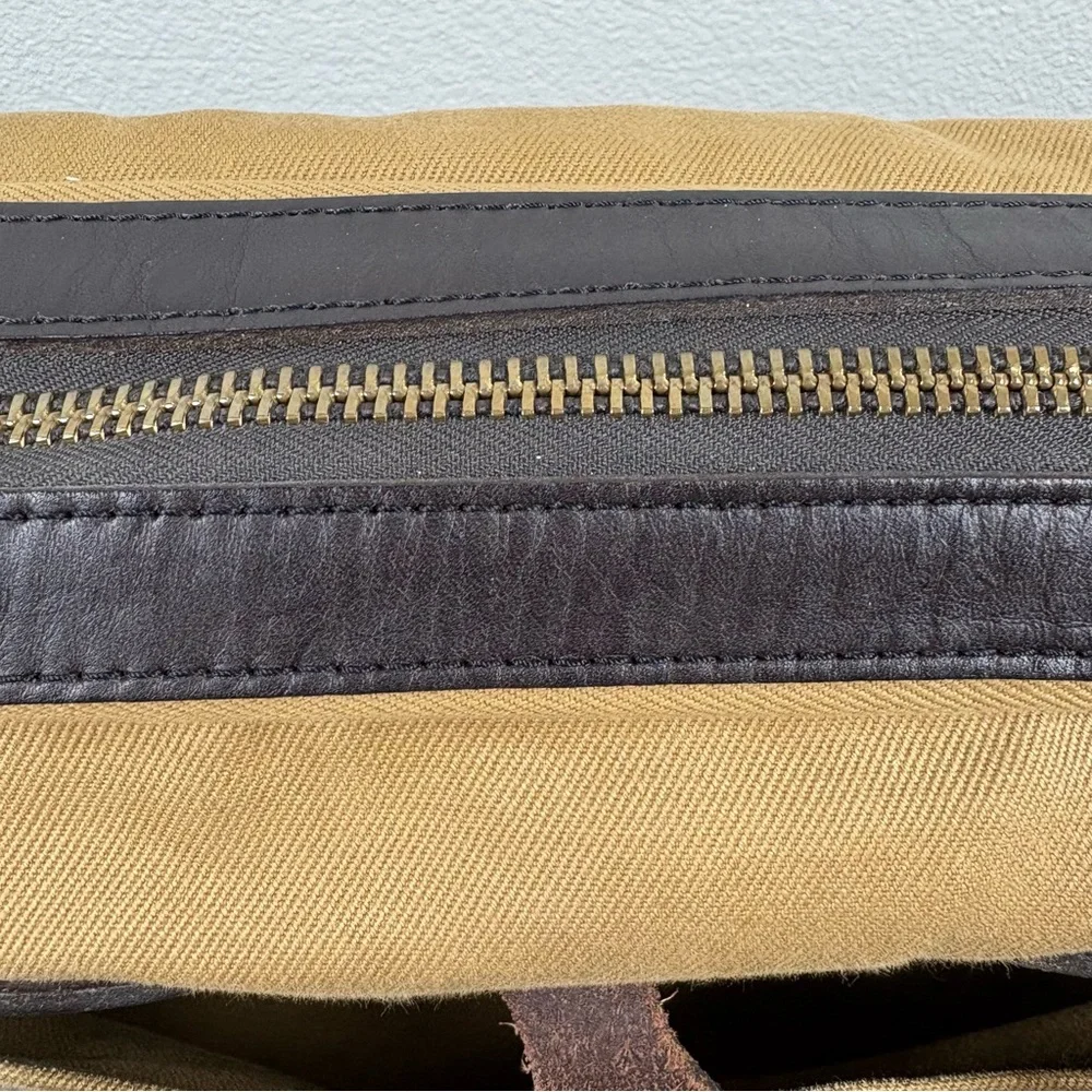 Filson Original Twill Briefcase
Discreet tag/ inside flap - Picture 10 of 14